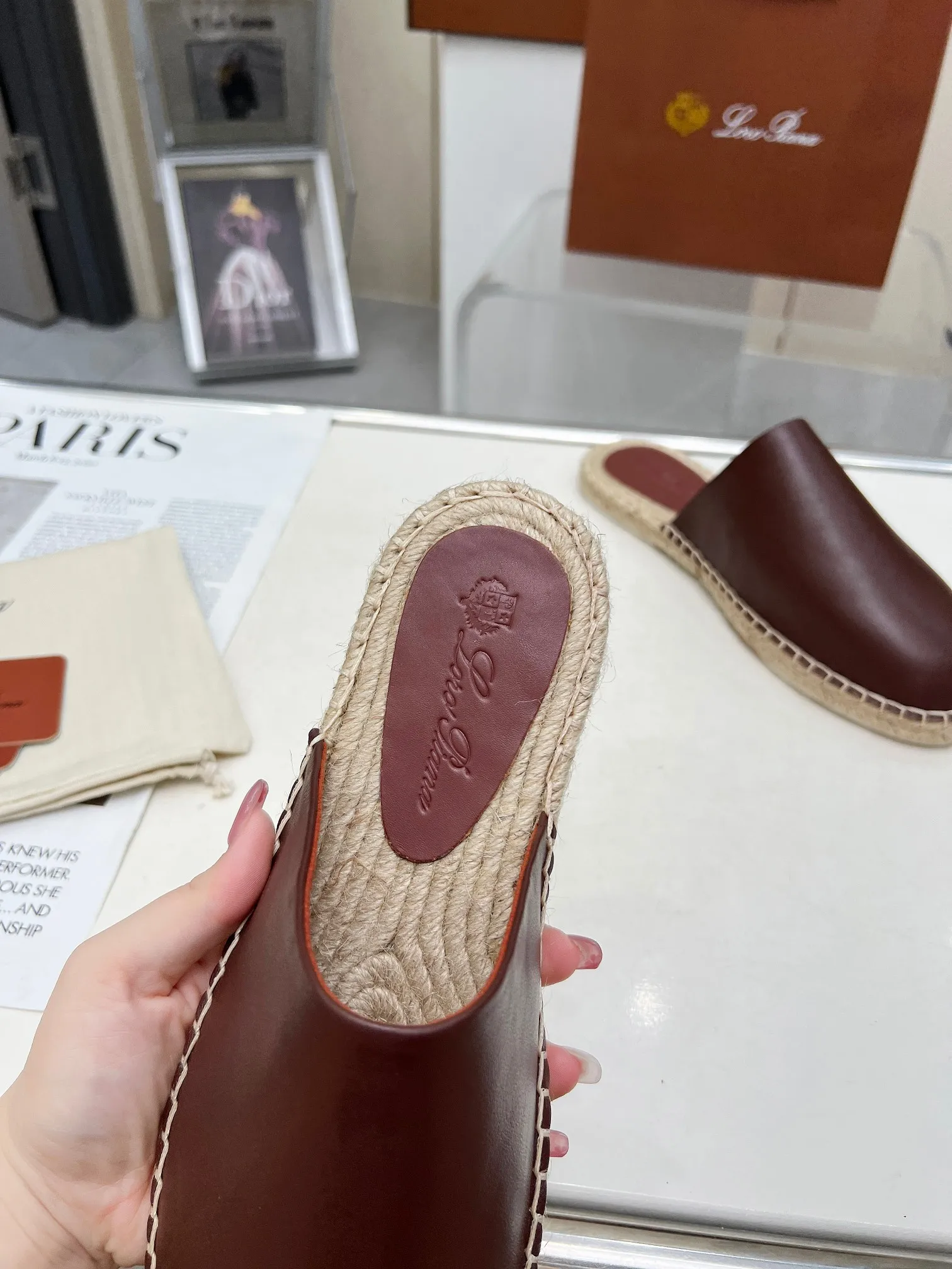 Men's men's shoes 💰520 🧚‍♂️.Loro Piana*👉Top genuine high-end fisherman's shoes and half-drag style👉Buy the original 1:1 copy💯💯💯 Founded the existing Loro Piana company on April 24, 1924. It is now the sixth generation of family business, providing high-quality products to customers who are discerning about taste and quality. ❤️Imported calfskin fabric. The lining is made of A-grade sweat-absorbent and breathable lining. 💯💯💯 Purely handmade. 💯Authentic packaging. Original one-to-one molded outsole. The favorite sandals of Middle Eastern tycoons. Code number: 39-46.